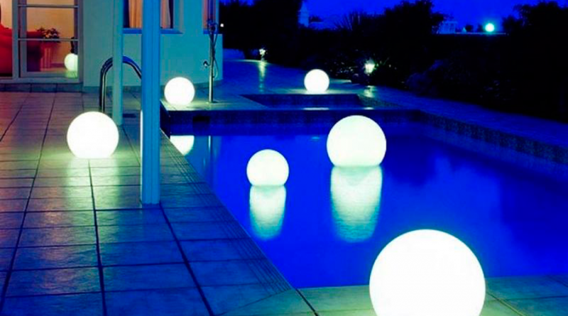 piscina iluminada con esferas flotantes