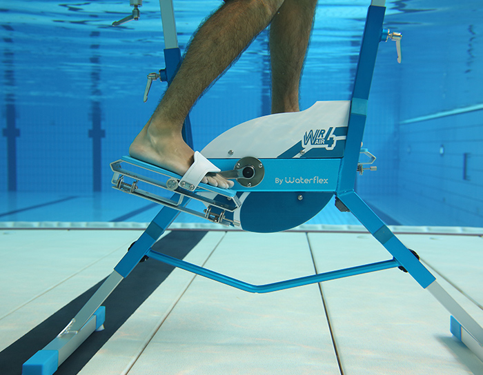 Detalle pedales bajo el agua Aquabike WR4