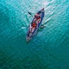Kayak hinchable Zray Tortuga navegando en lago