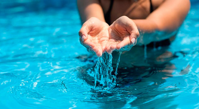 ¿Cómo limpiar el agua de piscina y mantenerla cristalina con productos químicos adecuados