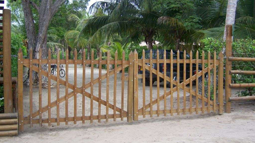 Portón madera entrada